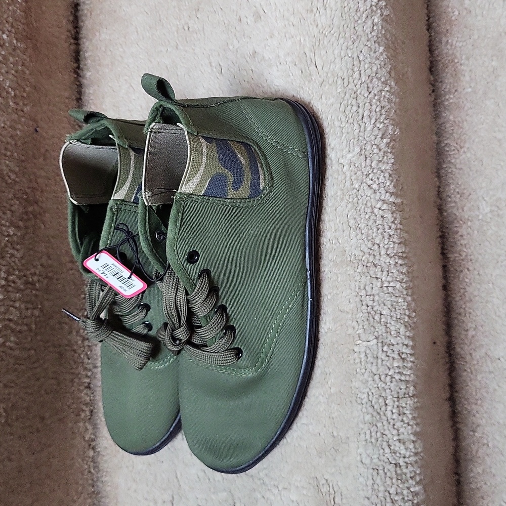 NWT! Army Green Lace-up Shoes! Size 9! - Picture 3 of 8